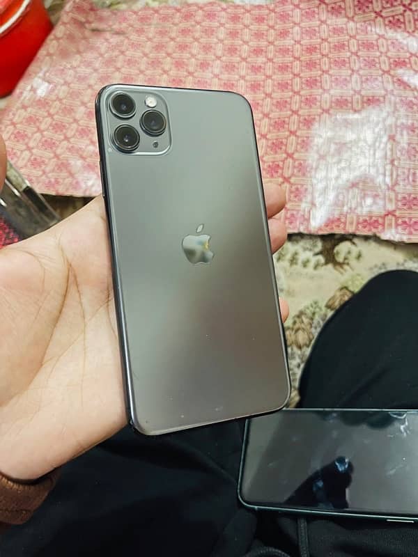 Iphone 11 Pro Max (with box non pta) 1