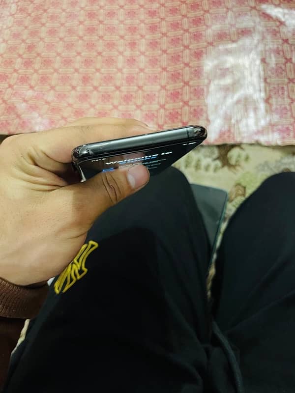 Iphone 11 Pro Max (with box non pta) 3