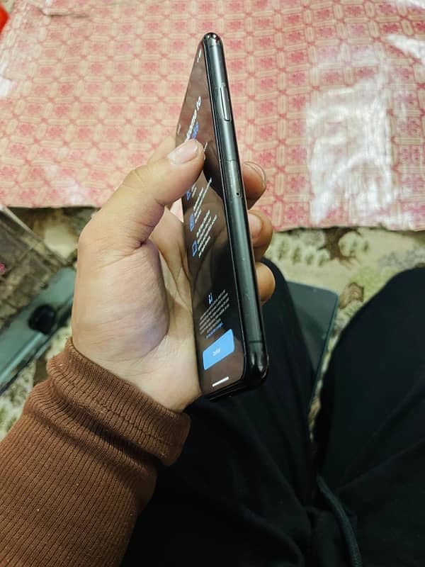 Iphone 11 Pro Max (with box non pta) 4