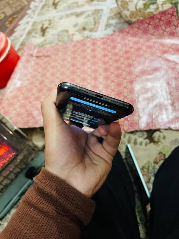 Iphone 11 Pro Max (with box non pta) 6