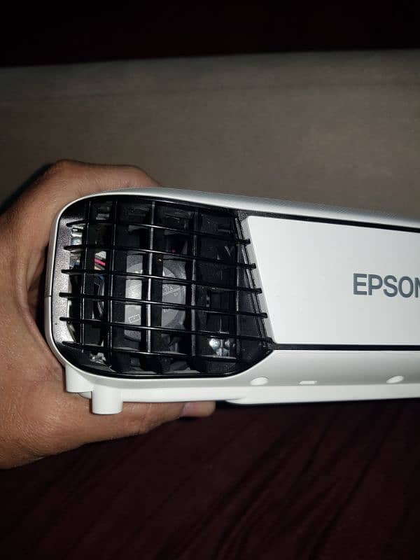 Epson u32 japsni hd 1080p wifi new Condition 3