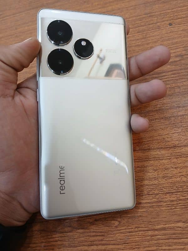 Realme GT 6   16/512 0