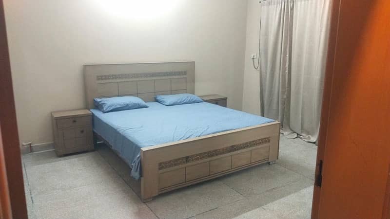 excellent condition like new bed and 2 side tables 0