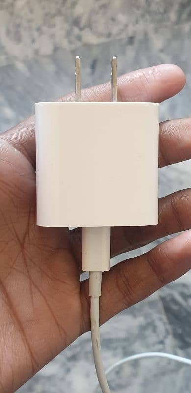 Iphone xs with original apple charger 9