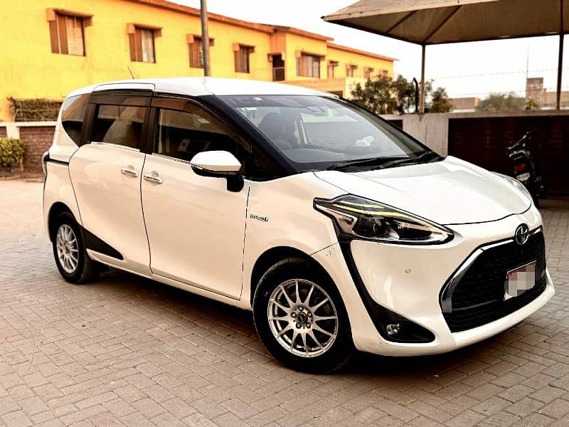 Toyota sienta G LED CUERO 1