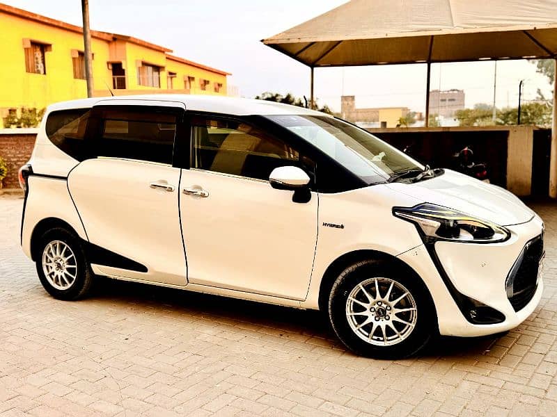 Toyota sienta G LED CUERO 6