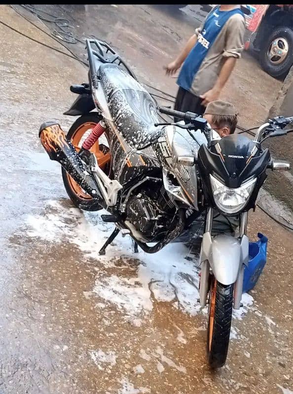 Honda cb150f 2022 SE (silver/orange) 1