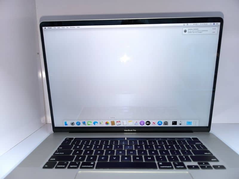 MacBook Pro 2019 (16inch) Core i7.4GB Graphics 1