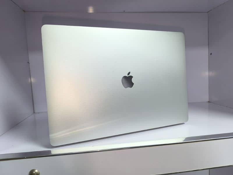 MacBook Pro 2019 (16inch) Core i7.4GB Graphics 5