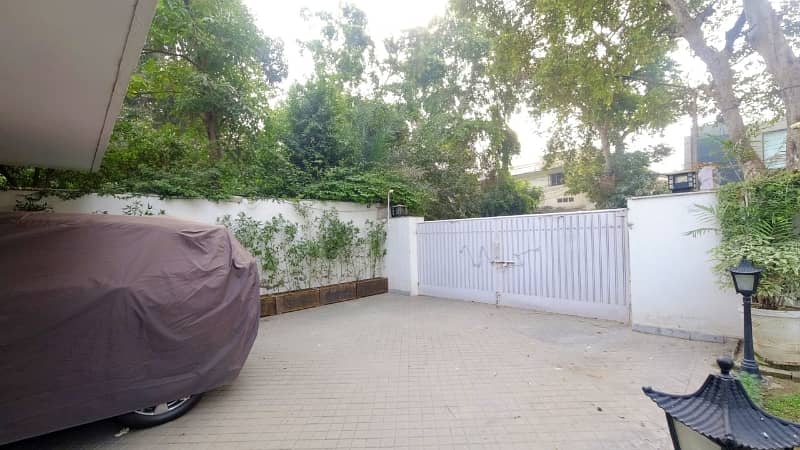 Prime Location 52 Marla Spacious House Is Available In Gulberg 3 Block D1 For Sale 4