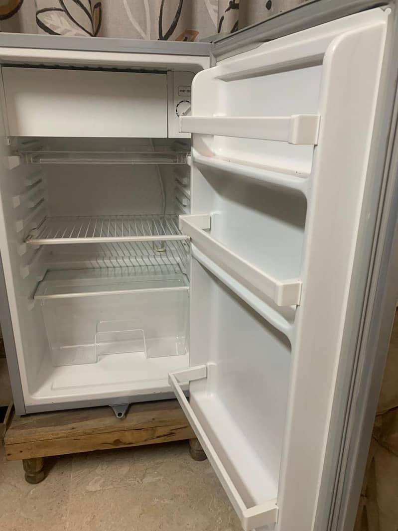 Small size fridge, Brand new condition 1