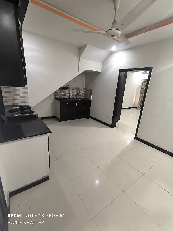 2 bedroom & 2 bathrooms & D tv lounge & kitchen ground portion available for rent in G10 3