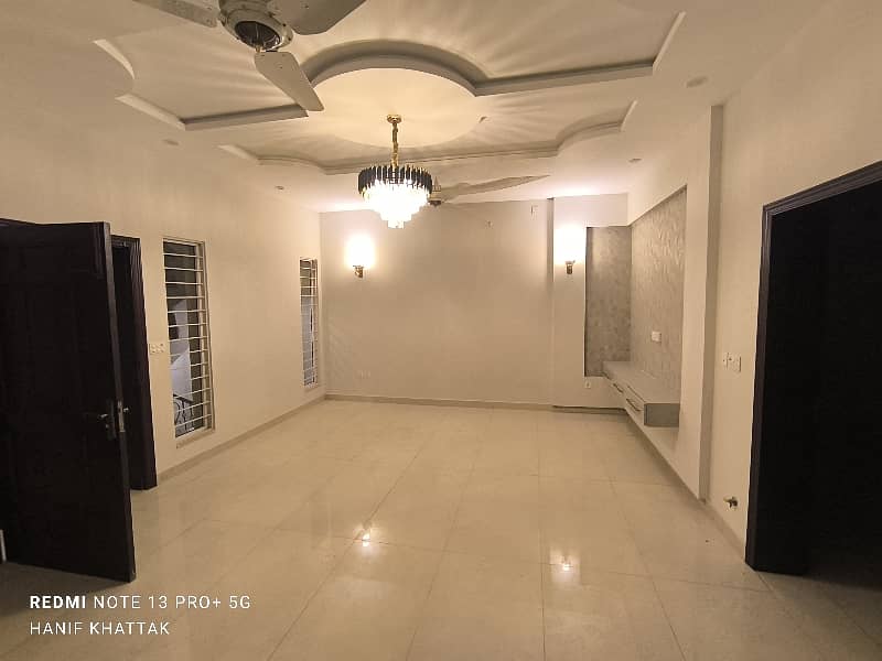 2 Beds &Amp; 3 Baths Upper Portion Available For Rent In G11 8