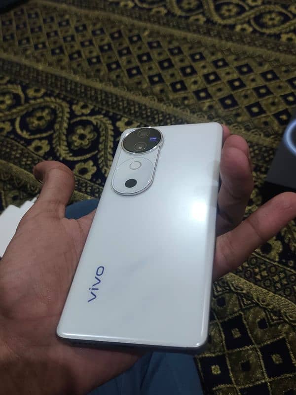 vivo v40 BRAND NEW. . . 1 month used in warranty 5