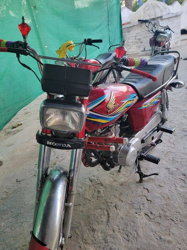 Honda 125 , 17 model shape 18 available in best cindition . 9