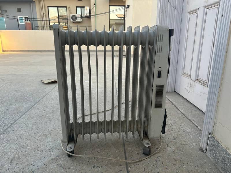 Oil Filled Imported Radiator Heater/ 12 Wings/ 220v 2