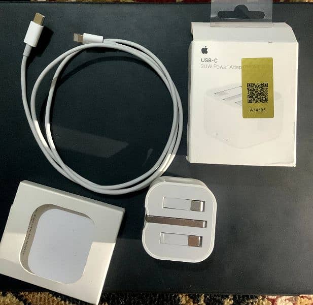 Apple IPHONE 20 W power Adapter with cable* 0