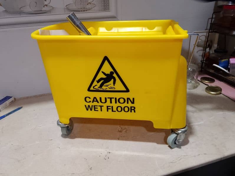 mop bucket for sale in new condition 0