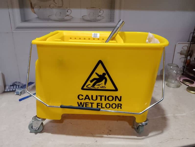 mop bucket for sale in new condition 2