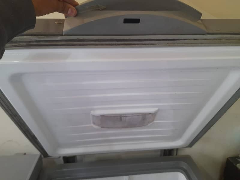 Dawlance Deep Freezer in Good Condition 5