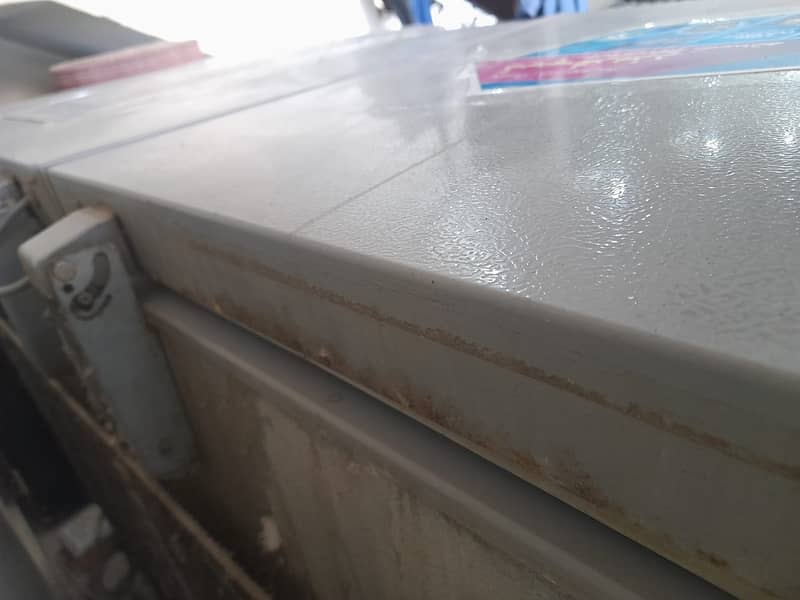 Dawlance Deep Freezer in Good Condition 6