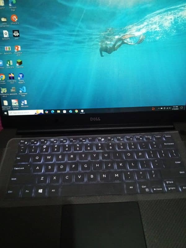 Dell XPS 15 9560 0