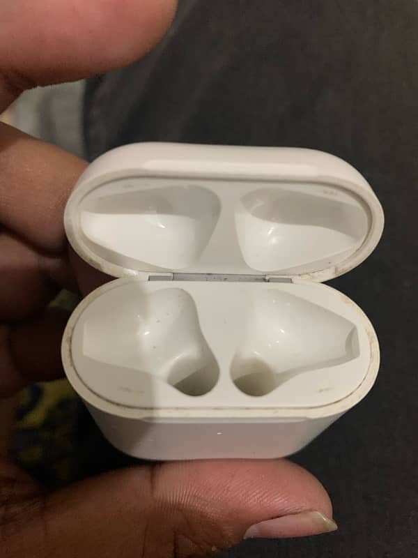 AirPods 1 Apple iPhone user good condition for iPhone user 4