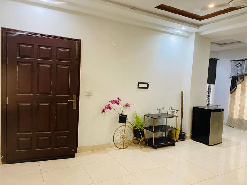 Furnish luxury Aparment per day weekly available for rent behria town lahore 5