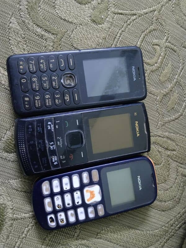 old mobil phones ,, don't know that its working or not,, 0