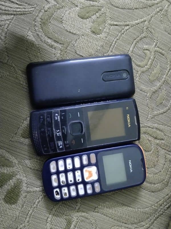 old mobil phones ,, don't know that its working or not,, 1