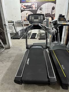 Life Fitness 95T | Butt Fitness Comercial Gym Treadmils