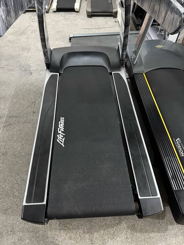 Life Fitness 95T | Butt Fitness Comercial Gym Treadmils 7