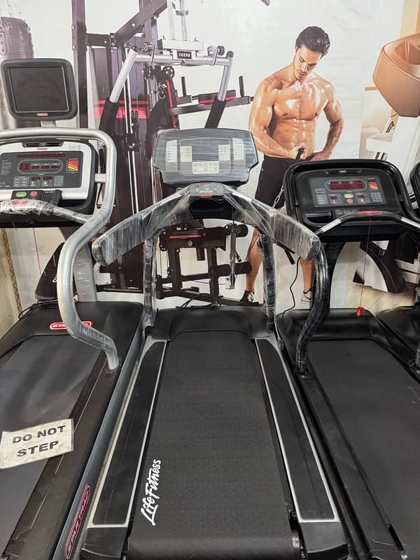 Life Fitness 95T | Butt Fitness Comercial Gym Treadmils 3