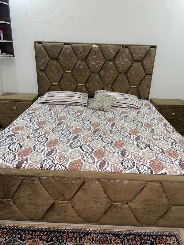 Bed for sale with two side tables 0