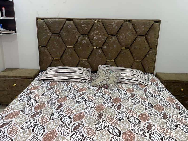 Bed for sale with two side tables 3