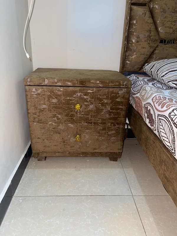 Bed for sale with two side tables 4