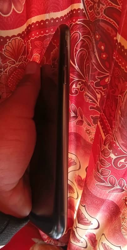 iPhone xr total genuine iOS 18.2…waterproof. face id true tune ok ha 2