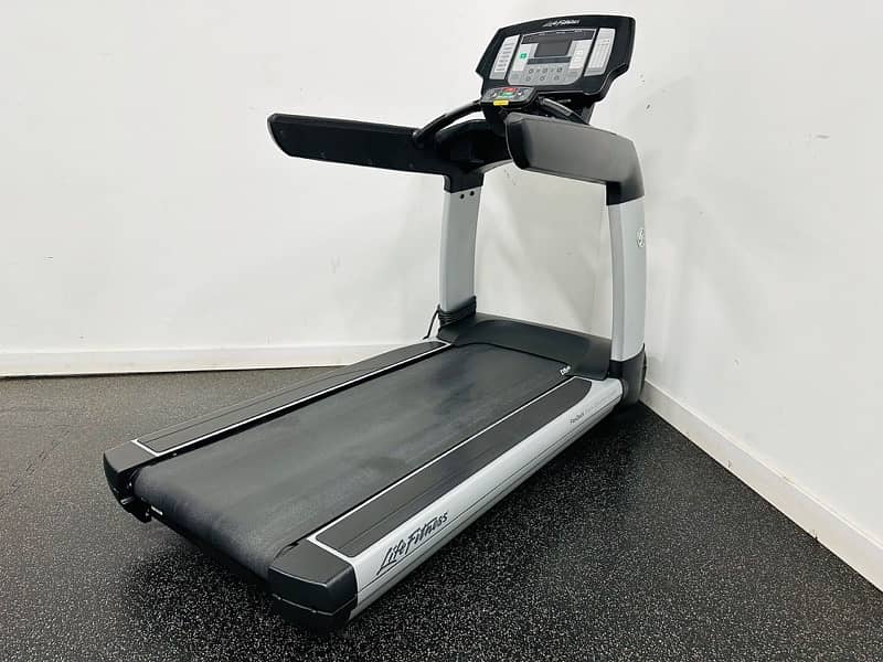 Life Fitness 95T | Butt Fitness Comercial Gym Treadmils 1