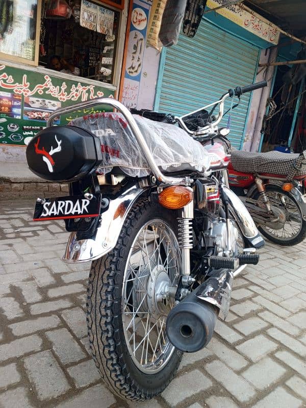 Honda 125  , 700+ serial, only 5000 running 2