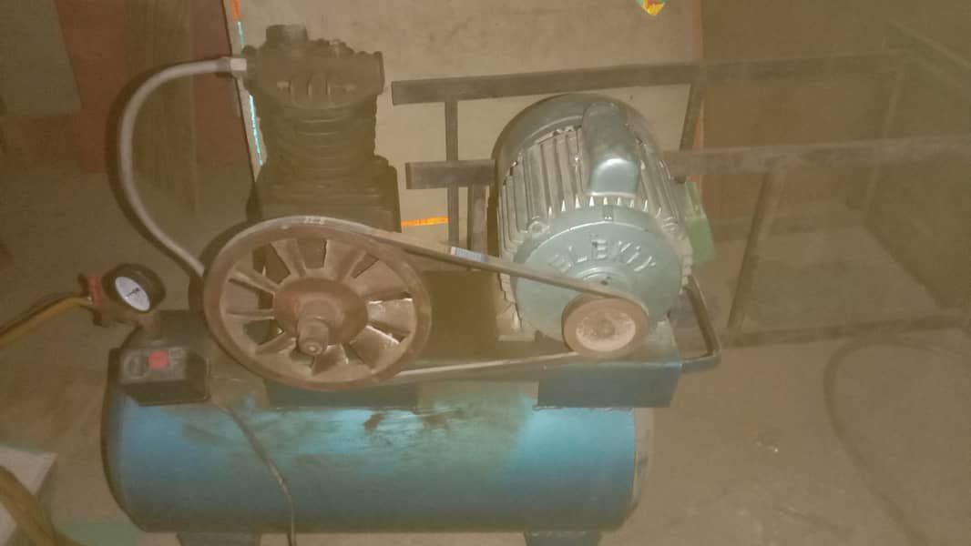 Air compressor, heavy duty, 100 pounds capacity 0