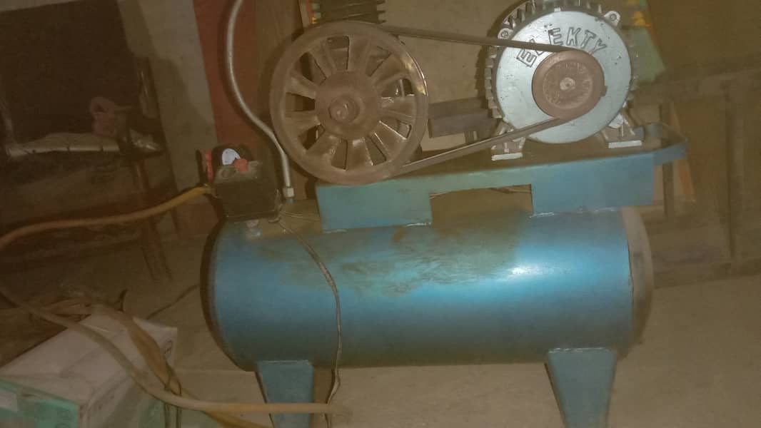 Air compressor, heavy duty, 100 pounds capacity 1