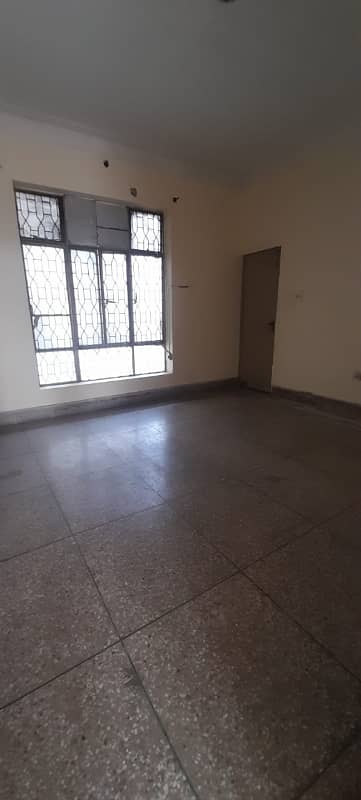 10 Marla Upper Portion Gulshan Block Main Boulevard 0