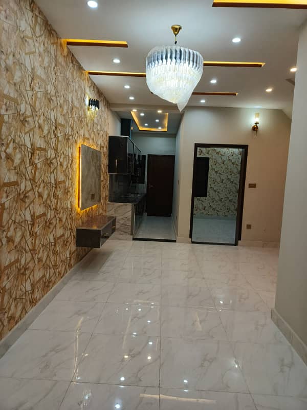 Iqbal Town : 10 Marla New House For Rent 5