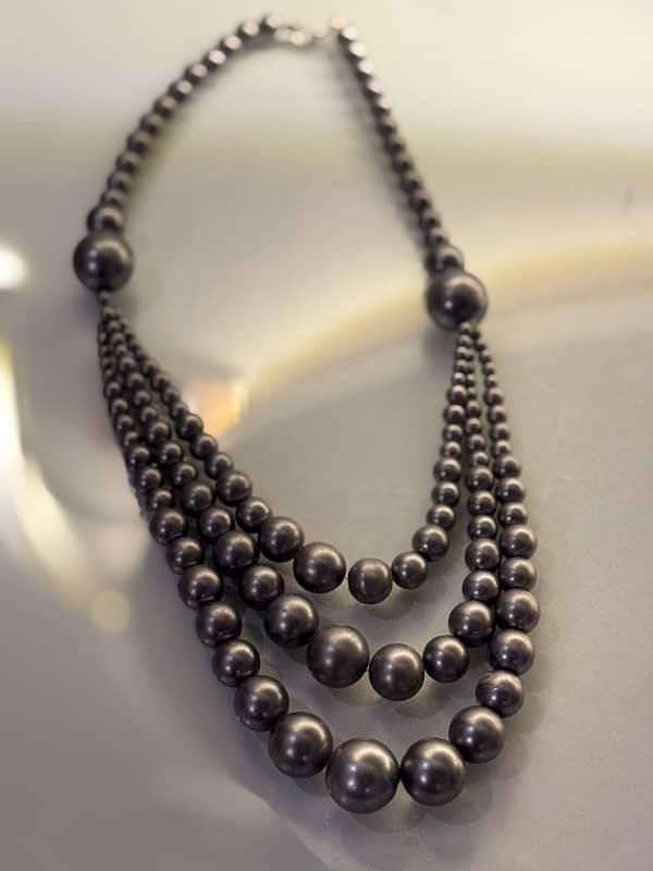 Grey pearl necklace 1