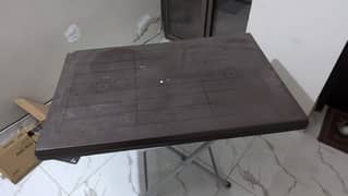 Foldable plastic table