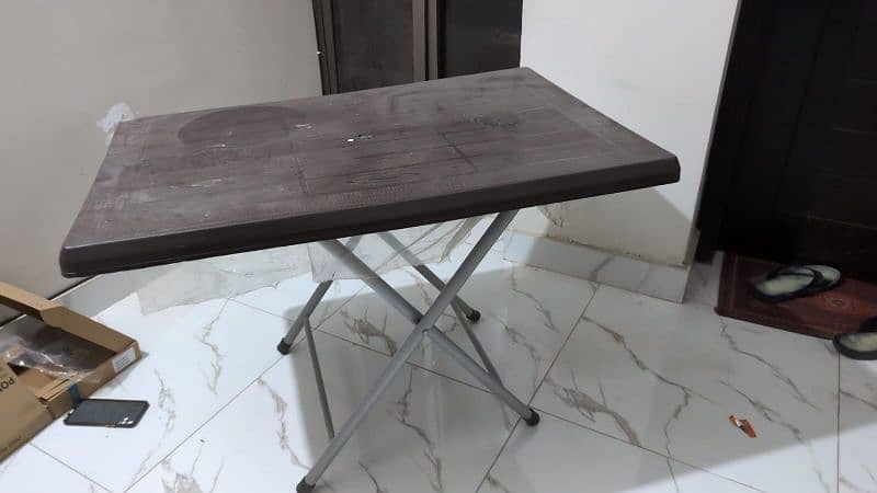 Foldable plastic table 1