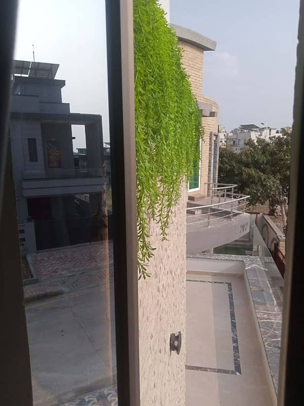 10 MARLA FULL HOUSE AVILABLE FOR RENT IN BAHRIA TOWN PHASE 8 11