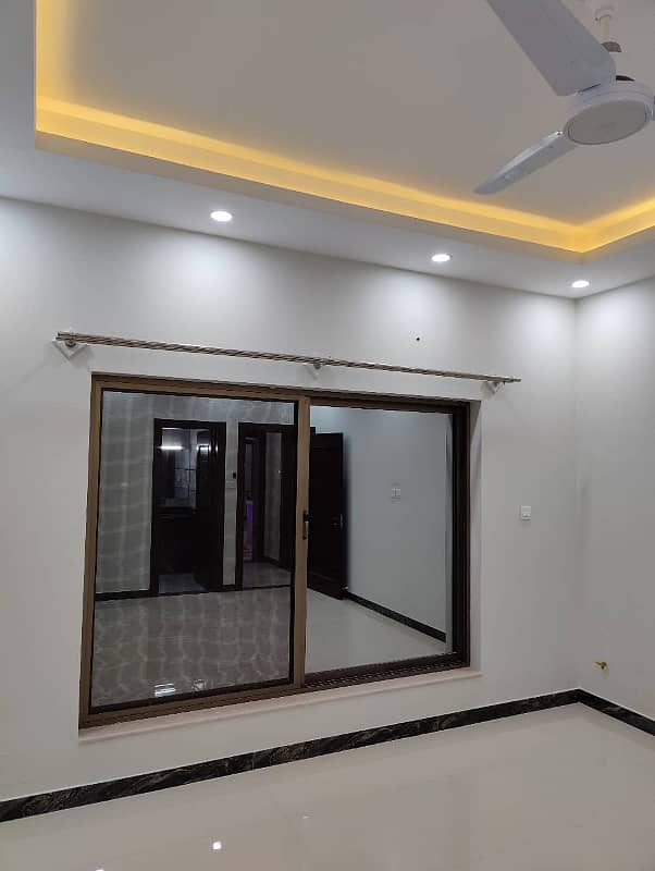 10 MARLA FULL HOUSE AVILABLE FOR RENT IN BAHRIA TOWN PHASE 8 22