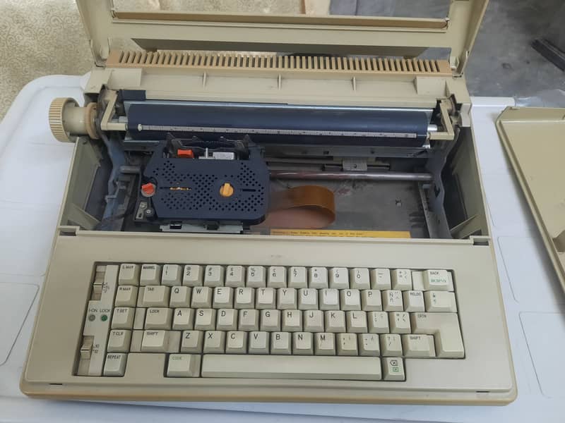 Electric typewriter 0