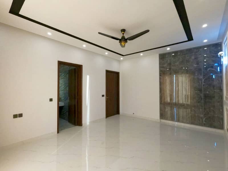 REAL PRICE 13.5 MARLA | LUXURY MODERN DESIGN | HOUSE FOR SALE | NEAR GRAND JAMIA MASJID 38